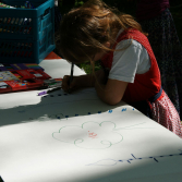 Weiter zur Seite Jugendgruppe Kinder malen am 1. Mai Maibäume 2012