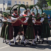 Weiter zur Seite Tanzgruppe Tanzgruppe tanzt den Kronentanz auf dem Maifest 2026